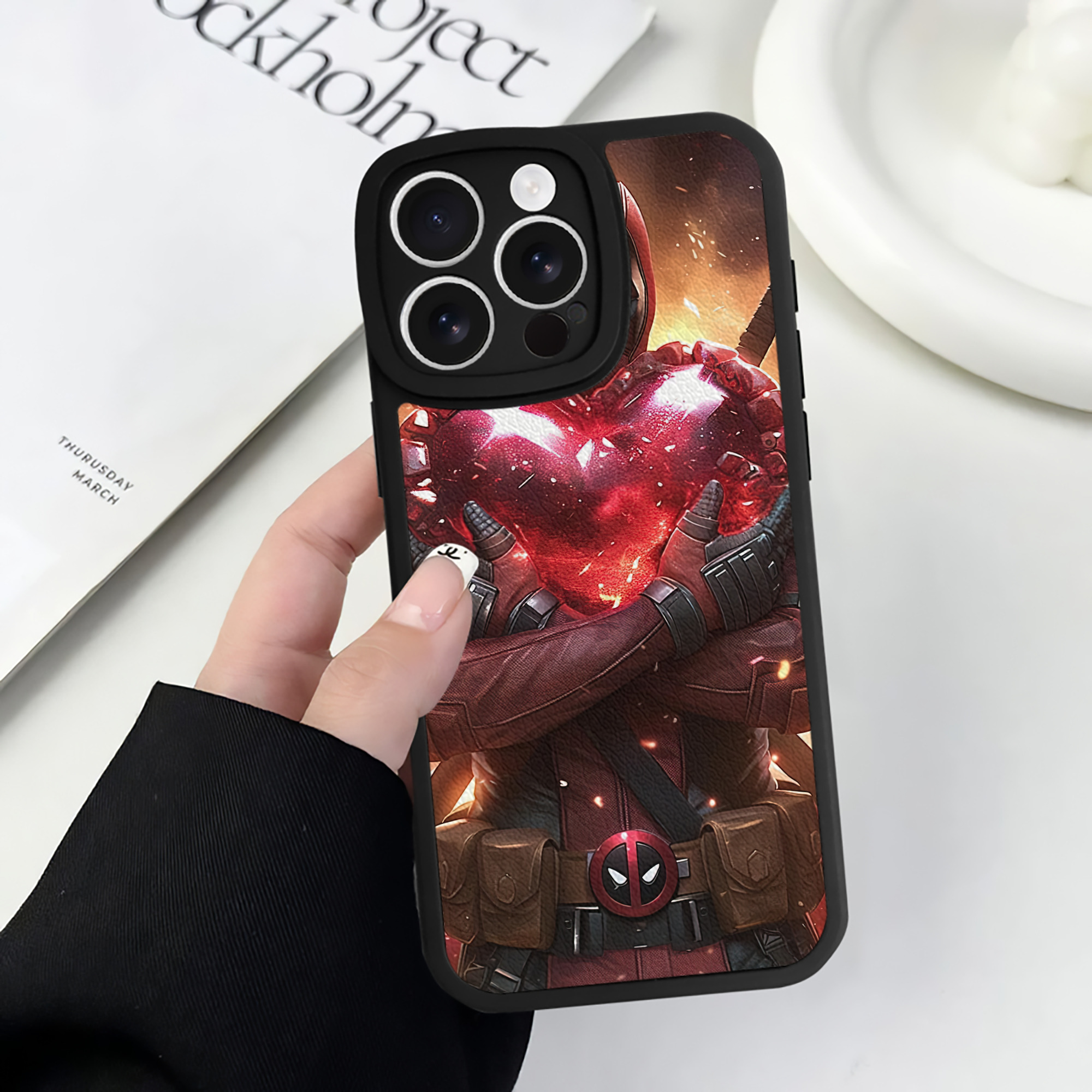 （画像用） Deadpool デッドプール 【iPhone 16シリーズ対応】シリコンスマホケース（レザー調） 材質：シリコン